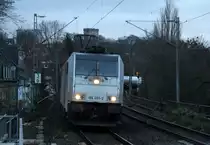 186 455-2 von Lineas/Railpool kommt aus Richtung Aachen-West mit gemischten Güterzug aus Antwerpen-Noord(B) nach Köln-Gremberg(D) und fährt durch Aachen-Schanz in Richtung Aachen-Hbf,Aachen-Rothe-Erde,Stolberg-Hbf(Rheinland)Eschweiler-Hbf,Langerwehe,Düren,Merzenich,Buir,Horrem,Kerpen-Köln-Ehrenfeld,Köln-West,Köln-Süd. Aufgenommen vom Bahnsteig von Aachen-Schanz.
Bei Regenwolken am Nachmittag vom 19.12.2018.