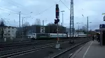 111 210-1  von Railadventure kommt mit Schutzwagen schweizer Dosto aus der Schweiz nach Aachen-West und kommt aus Köln-Ehrenfeld,Kerpen,Horrem,Buir,Merzenich,Düren,Langerwehe,Eschweiler-Hbf,Stolberg-Hbf(Rheinland)Aachen-Eilendorf,Aachen-Rothe-Erde,Aachen-Hbf,Aachen-Schanz und fährt in Aachen-West ein. 
Aufgenommen vom Bahnsteig in Aachen-West.
Bei Regenwolken am Nachmittag vom 19.12.2018.