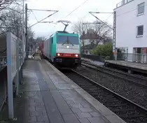 186 215 von Railtraxx kommt aus Richtung Aachen-West mit einem einem Autozug aus Belgien nach Sankt-Valentin(A) und fährt durch Aachen-Schanz in Richtung Aachen-Hbf,Aachen-Rothe-Erde,Stolberg-Hbf(Rheinland)Eschweiler-Hbf,Langerwehe,Düren,Merzenich,Buir,Horrem,Kerpen-Köln-Ehrenfeld,Köln-West,Köln-Süd. 
Aufgenommen vom Bahnsteig von Aachen-Schanz. 
Bei Regenwolken am Nachmittag vom 19.12.2018.