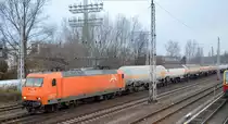 ArcelorMittal Eisenhüttenstadt Transport GmbH mit  145-CL 002   [NVR-Number: 91 80 6145 082-4 D-EKO] und Ganzzug Druckgaskesselwagen (Propen) am 20.12.18 Berlin-Springpfuhl.