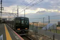 Auf der S-Bahnstrecke von Ôsaka aus nach Westen, der Inlandsee entlang: Züge mit Halt an allen Stationen (hier ein Zug der Serie 321, No.33) sind 4-türig und haben Längssitze der Wand entlang und damit viel Stehplatz. Im Hintergrund die Inlandsee mit zahlreichen Schiffen, die den Häfen von Kôbe oder Ôsaka zusteuern. Suma, 6.November 2018  SANYÔ HAUPTLINIE 