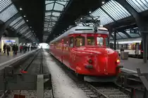 Im Rahmen seines Herzenswunsches, der durch die Stiftung Sternschnuppe erfüllt wurde, durfte Luka eine Führerstandsmitfahrt mit dem Triebwagen RAe 4/8 1021, dem legendären  Churchill Pfeil , absolvieren. Die Fahrt führte von Zürich HB zum Industriewerk Biel, wo der Rote Pfeil die nächsten drei Monate revidiert wird.

Soeben ist der Triebwagen RAe 4/8 1021, der legendäre  Churchill - Pfeil , in Zürich HB eingefahren und macht sich für die Extrafahrt für Luka nach Biel zum Industriewerk bereit.

Dieses Bild wurde gewechselt und durchlief die Selbstfreischaltung.

Zürich HB, 18.12.2018
