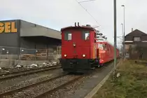 Im Rahmen seines Herzenswunsches, der durch die Stiftung Sternschnuppe erfüllt wurde, durfte Luka eine Führerstandsmitfahrt mit dem Triebwagen RAe 4/8 1021, dem legendären  Churchill Pfeil , absolvieren. Die Fahrt führte von Zürich HB zum Industriewerk Biel, wo der Rote Pfeil die nächsten drei Monate revidiert wird.
In Absprache mit dem Bahnpersonal durfte ich mich auf den Gleisen für einige Aussenaufnahmen bewegen. Besten Dank für die Erlaubnis!

Der Dienstzug mit der Rangierlok Tm III 924 und dem RAe 4/8 1021 als Wagen ist bereit und wird nächstens ins Industriewerk Biel losfahren.

Biel RB, 18.12.2018