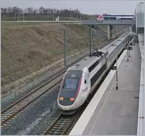 Der TGV LYRIA 9203 fährt nach seinem kurzen Halt in Belfort-Montbéliard TGV Richtung Zürich weiter.
15. Dez. 2018
