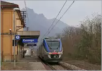 Nach einem kurzen Halt in Cuzzago fährt der FS Trenitalia Ale 501 ME (Minuetto) weiter Richtung Novara. 
29. Nov. 2018