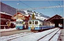 Gut zwei Wochen nach dem Durchzug des Strums  Lothar  fuhr die  SEZ wieder elektrisch, die MOB immerhin teilweise, und so entstand in Zweisimmen dieses Bild eines Regionalzugs in die Lenk und eines Bt im Hintergrund.
13. Januar 2000