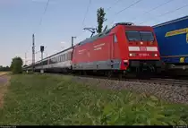 101 059-4 als EC 9 (Linie 30) von Hamburg-Altona nach Zürich HB (CH) durchfährt den Haltepunkt Auggen auf der Bahnstrecke Mannheim–Basel (Rheintalbahn | KBS 703).
Eine Fotowolke verdeckte zum Aufnahmezeitpunkt leider spontan die Sonne, was an diesem etwa 35 °C heißen Tag aber recht wohltuend war.
[13.7.2018 | 15:13 Uhr]