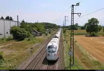 Einsätze mit ICE-T auf der Bahnstrecke Mannheim–Basel (Rheintalbahn | KBS 703) sind mir nicht bekannt.
Nachschuss auf 415 506 (Tz 1506  Kassel ) und 411 ???, vermutlich als ICE 279 (Linie 12) von Berlin Ostbahnhof nach Basel SBB (CH), die den Haltepunkt Auggen überraschenderweise durchfahren.
Wahrscheinlich handelt es sich um einen Ersatzzug statt eines ICE 1.
Aufgenommen von einer Fußgängerbrücke.
[13.7.2018 | 15:19 Uhr]