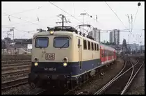 141360-8 schiebt hier am 14.08.1999 einen leeren Regionalzug um 9.02 Uhr aus dem HBF Stuttgart.