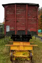 Ein gedeckter Güterwagen auf einem Rollwagen im November 2018 am Bahnhof Hüinghausen.