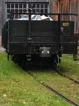 Ein Flachwagen im November 2018 am Bahnhof Hüinghausen.
