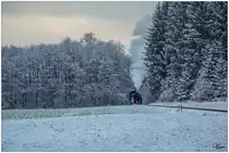 Winterdampf im Stainzertal -Draculinchen 764.411R fährt mit einem Fotogüterzug durch die Wälder nahe Kraubath. 
16.12.2018