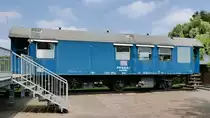 Ausrangierter Wohnschlafwagen der DB, steht nun im Hof der Grundschule Holt in Straelen.
Aufgenommen anlässlich der  Internationale Modellbahn- und Modellbau-Ausstellung 2018  des  Modellbauteam Rhein-Maas e.V. , 10.6.2018