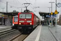 BR143 steht mit einer weiteren 143 in Babenhausen (Hessen) und wartet auf Abfahrt Richtung Aschaffenburg 