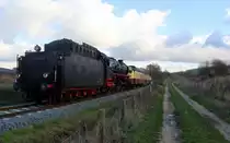 Mit Tender voraus kommt die 01 1075 von SSN mit einem Sonderzug aus Simpelveld(NL) nach Schin-op-Geul(NL) und fährt gleich in Eys-Wittem(NL) ein.
Aufgenommen von einem Feldweg in Eys-Wittem(NL).
Bei Sonne und Wolken am Nachmittag vom 24.12.2018.