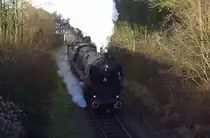 01 1075 von SSN kommt mit viel Dampf mit einem Sonderzug aus aus Schin-op-Geul(NL) nach Simpelveld(NL) und kommt aus Richtung Schin-op-Geul(NL),Wijlre(NL) und fährt in Richtung Eys-Wittem(NL),Simpelveld(NL).
Aufgenommen von einer Brücke in Wijlre(NL).
Bei Sonne und Wolken am Nachmittag vom 24.12.2018.
