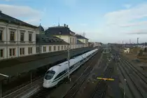 Ein ICE im Bahnhof von Altenburg ist etwas Besonderes, insbesondere wenn es sich um die Dieselvariante handelt. Am 20.12.2018 war 605 017 auf dem Weg von Leipzig ins Erzgebirge, wo zwischen Annaberg-Buchholz und Schwarzenberg Testfahrten durchgeführt werden sollten und fuhr dabei über Altenburg.