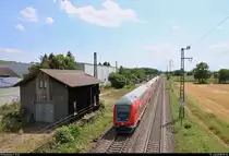 DBpbzfa mit Schublok 146 213-4 von DB Regio Baden-Württemberg als RE 17024 von Basel Bad Bf (CH) nach Offenburg erreicht den Haltepunkt Auggen auf der Bahnstrecke Mannheim–Basel (Rheintalbahn | KBS 703).
Aufgenommen im Gegenlicht von einer Fußgängerbrücke.
[13.7.2018 | 15:25 Uhr]