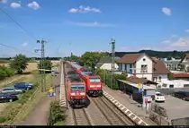 Gemischter Gz mit 185 099-9 DB Richtung Basel (CH) trifft auf 146 213-4 von DB Regio Baden-Württemberg als RE 17024 von Basel Bad Bf (CH) nach Offenburg im Haltepunkt Auggen auf der Bahnstrecke Mannheim–Basel (Rheintalbahn | KBS 703).
Aufgenommen von einer Fußgängerbrücke.
[13.7.2018 | 15:27 Uhr]