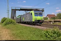 RoLa von Freiburg(Breisgau) Rbf nach Novara Boschetto (I) mit Re 485 019-4 der BLS Cargo AG durchfährt den Haltepunkt Auggen auf der Bahnstrecke Mannheim–Basel (Rheintalbahn | KBS 703) Richtung Basel (CH).
[13.7.2018 | 15:33 Uhr]