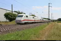 401 573-1 (Tz 173  Basel ) als ICE 70 (Linie 20) von Zürich HB (CH) nach Hamburg-Altona (D) durchfährt den Haltepunkt Auggen auf der Bahnstrecke Mannheim–Basel (Rheintalbahn | KBS 703).
Aufgenommen im Gegenlicht.
[13.7.2018 | 15:33 Uhr]