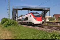 Überraschung: RABe 501 003-4  Kanton Schwyz  (Stadler SMILE) SBB als Test- oder Personalschulungsfahrt durchfährt den Haltepunkt Auggen auf der Bahnstrecke Mannheim–Basel (Rheintalbahn | KBS 703) Richtung Basel (CH).
Bild enthält retuschiertes Graffiti.
[13.7.2018 | 15:35 Uhr]