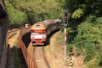 Der verspätete CD 50 54 80-29 224-0 passiert am 18.August 2018 auf der KBS 244 das Einfahrsignal des Bahnhof Strelice, während der bis dahin pünktliche Os 4841 auf der KBS 240 warten muß.