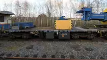 Dieser Flachwagen stand Mitte Dezember 2018 zusammen mit dem Gleisbaukran Kirow KRC 1200 NS von Volkerrail in der Nähe des Hattinger Bahnhofes.