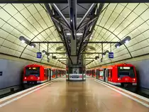 Zwei Züge der BR 474 der S-Bahn Hamburg stehen als S1 nach Wedel und Blankenese in Hamburg Airport, 11.12.2018.