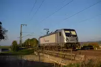 187 079 von Rheincargo hat gerade das Esig von Müllheim (Baden) passiert, als sie am 08.10.2018 Lz in Richtung Basel fährt.