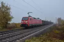 Die verblasste 152 024 donnert am 06.11.2018 mit dem kurzen EZ 45075, Limburg (Lahn) - Chiasso durch das vernebelte Buggingen in Richtung Basel.