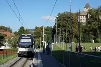 Transports Montreux-Vevey-Riviera/MVR
Obschon ich mich als langjähriger Freund der alten CEV für die neuen  MVR-SURF noch immer nicht richtig begeistern kann, habe ich mich am Stefanstag den 26. Dezember 2018 entschieden, zu Ehren von Stefan Wohlfahrt bei Bahnbilder.de erstmals drei Aufnahmen der neuen Triebzüge einzustellen.
Regionalzug mit ABeh 2/6 7503 bei Château-de-Blonay auf der Fahrt nach Vevey am 8. September 2018.
Foto: Walter Ruetsch