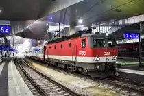 1144 220-1 wartet in Wien Hbf, mit dem D 737 (Wien Hbf - Bruck a. d. Mur - Klagenfurt Hbf), auf die Abfahrt.
Ab Klagenfurt Hbf verkehrt dieser Zug weiter als S1 4247 nach Villach Hbf, mit Halt in allen Stationen.
Aufgenommen am 23.11.2018.