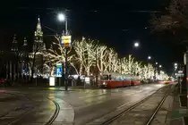 Weihnachtlich geschm�ckt war der Wiener Rathausplatz in der Vorweihnachtszeit des Jahres 2018. Am 18.12.2018 hielt ein E2-c5-Zug der Linie 71 nach St. Marx bestehend aus E2 4080 und einem unbekannten Beiwagen an der Haltestelle Parlament.