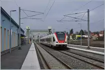 Interessant das Vergleichsbild, welches elf Jahre später aufgenommen wurde und zwar praktisch an der selben Stelle: Der Flirt hat den NPZ abgelöst, die alten SBB Fahrleitungsmaste sind verschwunden, der Bahnhof weisst nun wieder zahlreiche Signale und drei Gleise auf, die nach meinen Beobachtungen wie folgt elektrifiziert sind: 
Gleis 1 für Züge CH-F mit 25000 Volt 50 Hz, Gleis 2 für Züge F-CH oder hier wendende CH Züge mit 16000 V 16 2/3 Hz und das Stumpengleis 3 für SNCF Züge von und nach Belfort.
Güterzüge sind hier nicht vorgesehen.
15. Dez. 2018