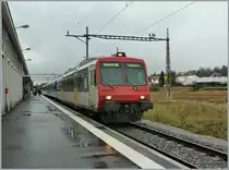 Von 1992 bis 2018 fuhren keine SNCF Züge mehr nach Delle, die SBB fuhr noch bis 1995, und dann wieder ab dem 10 Dezember 2006 nach Delle. Neben dem NPZ RE nach Delémont auf dem einzigen Gleis zeigt das Bild auch einen alten aber weiterhin benutzen Fahrleitungsmast sowie andeutungsweise das recht ausgedehnte, nun schienenlose Gelände des Grenzbahnhofs von Delle. 
23. Nov. 2007 