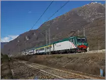 Die Trenord E 464 284 fährt mit einer Trenord Komposition den Trenitalia RE 2146 von Milano Centrale nach Domodossola und zeigt sich hier zwischen Cuzzago und Premosello Chiavenda, im Vordergrund ist die Strecke Domodossola - Novara zu erkennen.
4. Dez. 2018