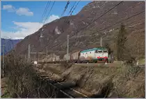 Die FS Trenitalia E 652 044 ist mit einem Güterzug Richtung Süden zwischen Premosello Chiavenda und Cuzzago unterwegs, im Vordergrund zeigt sich die Strecke Domodossola - Novara.
4. Dez. 2018 

