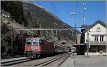Der hier gegen Süden fahrende IR ist auf dem Weg Richtung Norden: Die SBB Re 4/4 II 11251 mit ihrem  Gotthard IR  bei der Durchfahrt in Wassen.  
17. März 2016