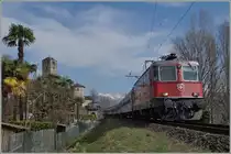 Die SBB Re 4/4 11198 erreicht mit einem  Gotthard IR  in Kürze ihr Ziel Locarno.
18. März 2015