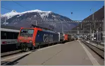 Die SBB Cargo Re 474 013 bei der Durchfahrt in Bellinzona mit einem Güterzug Richtung Luino.
10. März 2016