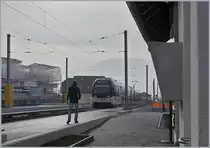 Der CEV MVR SURF GTW ABeh 2/6 7505 nach Les Pléiades erreicht neu gestalteten Bahnhof St-Légier Gare. Einige Arbeiten sind noch auszuführen, wie z. B. die Sicherung des Höhenunterschiedes zwischen dem alten Bahnhof und den neuen Bahnsteigen. 
Doch nicht nur der Bahnhof hat sein Gesicht geändert, wie ein Blick im linken Bildteil zeigt: eine grosse Überbauung entsteht östlich des Bahnhof. 

 28. Dez. 2018