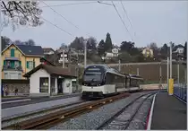 Der CEV MVR SURF GTW ABeh 2/6 7503  Blonay-Chamby  beim Halt im vollständig neu gestalteten Bahnhof St-Légier Gare. Das kleine Wartehäuschen (und auf diesem Bild nur angedeutet) der mächtige Baum auf dem Bahnhofsplatz sind bei den grundlegenden Umbauarbeiten zum Glück erhalten geblieben. 
28. Dez. 2018