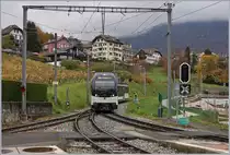 Vorbereitende Bauarbeiten hatten schon Einzug gehalten, doch der Gleisplan zeigt sich noch in seiner Ursprünglichen Lage, als der CEV MVR SURF GTW ABeh 2/6 7507 an einem trüben Spätherbsttag 2017 St-Légier Gare erreicht.

11. Nov. 2017