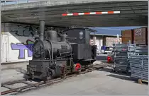 31. Dezember, der letzte Tag des Jahres, Zeit für einen Jahresrückblick. Dazu wählte ich dieses eine Bild: Die G 2/2  Ticino , gebaut 1889 unter der Fabriknummer 59 von Arnold Jung in Jungenthal, hier beim Dampftag Lyss am  11. August 2018

Meine Wahl für den Jahresrückblick fiel aus folgenden Gründen auf dieses Bild: 

Die Lok verkörpert, was ich mag: klein und unauffällig, zudem bot mir die Lok meine erste Dampflok-Führerstandsmitfahrt.

Der Name der Lok, TICINO, erinnert an die interessanten Bilder 2018 auf der Alpensüdseite (z.B: FVV, 01 202 und Premosello)

Beim ganz grossen Thema dieses Jahres,  50 Jahre Blonay Chamby  machte ich erstmals Bekanntschaft mit G 2/2, um sie dann später in Brienz und Lyss erneut zutreffen.

Dabei erinnert besonders der  Dampftag Lyss 2018  an die trocken Witterung dieses Jahres.

Das Jahr 2018 bot mir ausserordentlich viel Dampflokbilder, auch dafür steht die G 2/2. 

Das Bild zeigt die rauchende Lok vor einem im Hintergrund zu sehenden Rauchverbotsschild, ein Umstand, der auch 2018 die Fotografie bewegte, indem durch weitere Verordnungen und Gesetze die Rechtlage für das schöne Hobby  Bahnfotografie  kaum klarer wurde.

Und nicht zuletzt, war der (Leih)-Besitzer der Lok vor Jahren in Vietnam und daran beteiligt, dass wie 2018 die HG 4/4 wieder an der Furka im Einsatz bewundern konnten. 

Fünfzig Jahre lang stand die Lok in einem Keller und weckt bei mir nicht nur Erinnerungen an ein schönes 2018 sondern den Vorsatz, 2019 etwas geduldiger zu sein...