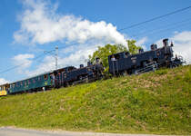50 Jahre BC - MEGA STEAM FESTIVAL der Museumsbahn Blonay–Chamby:
Die beiden HG 3/4 Schwestern, die B.F.D. 3 und die F.O. 4 mit Riviera Belle Epoque Zug Vevey-Blonay-Chamby am 20.05.2018 beim Ch�teau d'Hauteville.

Die beiden HG 3/4 Dampflokomotiven f�r gemischten Adh�sions- und Zahnradbetrieb sind baugleiche Lok, Baujahr 1913, SLM Fabriknummer 2317 und 2318, der ehemaligen Brig-Furka-Disentis-Bahn. Nach dem Konkurs der B.F.D. 1923 gingen alle zehn gebauten Lokomotiven an die neu gegr�ndete Furka-Oberalp-Bahn (F.O.). Die zehn Dampflokomotiven stellten zun�chst die einzigen Triebfahrzeuge der FO dar, dementsprechend erbrachten sie alle Zugleistungen und Rangierfahrten.

Die Lok Nr. 3 wurde 1969 der Museumsbahn Blonay–Chamby (BC) geschenkt, w�hrend Nr. 4 als Reserve weiterhin bei der Furka-Oberalp-Bahn blieb und haupts�chlich f�r Nostalgiefahrten verwendet wurde. Mit Ablauf der Untersuchungsfristen wurde sie 1972 abgestellt. Nach einigen Stationen ging die Lok 4 im Jahr 1997 zun�chst leihweise an die Dampfbahn Furka-Bergstrecke �ber. Anschlie�end wurde sie in der DFB-Werkst�tte Chur betriebsf�hig aufgearbeitet und am 24. Juli 2006 in Betrieb genommen. Die Lok wurde historisch korrekt restauriert und vollst�ndig schwarz lackiert. Anl�sslich der Er�ffnung des Streckenabschnitts Gletsch–Oberwald im Jahr 2010 ging die Lok als Geschenk an die DFB �ber.

Auch die ehemaligen FO Loks 1 und 9, sowie �berresten der Loks 2 und 8, sind heute bei der Dampfbahn-Furka-Bergstrecke. Unter der Bezeichnung „Back to Switzerland“ kehrten die vier HG 3/4 aus Vietnam 1990 Jahre in die Schweiz zur�ck.

Konstruktion
Die HG 3/4 Dampflokomotiven haben vier Zylinder, zwei au�enliegende f�r den  Adh�sionsantrieb und zwei innenliegende f�r den Zahnradantrieb. Indizierte Leistung betr�gt 440 kW, H�chstgeschwindigkeit 45 km/h bei Adh�sionbetrieb und 20 km/h bei Zahnradbetrieb.

Bei der Konstruktion der Lokomotiven konnte die SLM insbesondere auf die Erfahrungen der Visp-Zermatt-Bahn (VZ) mit den ab 1890 gebauten Maschinen des Typs HG 2/3 zur�ckgreifen. Im Vergleich zu den Visp-Zermatt-Bahn-Maschinen konnte die Leistung erheblich erh�ht werden, dem Stand der Technik folgend waren sie von Anfang an auf den Betrieb mit Hei�dampf ausgelegt. Als maximale befahrbare Steigung wurden 110 ‰ vorgesehen, die Anh�ngelast sollte auf Adh�sions- und Zahnradabschnitten maximal 60 Tonnen betragen.

Die Lokomotiven verf�gen �ber drei in einem Aussenrahmen gelagerte Kuppelachsen sowie einem als Bisselgestell ausgef�hrten Vorlaufradsatz. Der Antrieb erfolgt auf die mittlere Kuppelachse, die hintere Kuppelachse ist beidseitig um 23 mm seitenverschiebbar. Die beiden Zahnr�der sind in einem separaten Rahmen gelagert, der ungefedert zwischen der ersten und zweiten Kuppelachse angeordnet ist.

Die insgesamt vier Zylinder arbeiten in Verbundwirkung, wobei die au�enliegenden Adh�sionszylinder als Hochdruckzylinder und die innenliegenden Zylinder des Zahnradtriebwerks als Niederdruckzylinder arbeiten. Dementsprechend weisen die innenliegenden Zylinder einen um 130 mm gr��eren Durchmesser auf. Hoch- und Niederdruckzylinder einer Seite sind zu einem Gussst�ck zusammengefasst und mit dem gegen�berliegenden Zylinderblock verschraubt. Alle Zylinder sind mit Kolbenschiebern ausgestattet. Das Adh�sionstriebwerk verf�gt �ber eine Walschaerts-Steuerung, das Zahnradtriebwerk erhielt aus Platzgr�nden eine Steuerung der Bauart Joy. Beide Steuerungen sind nur gemeinsam einstellbar.

Der Kessel weist einen Durchmesser von 1.218 mm auf und verf�gt �ber 103 Heiz- sowie 15 Rauchrohre. Der Dampfdom ist mit zwei Sicherheitsventilen der Bauart Popp ausgestattet. Die Feuerb�chse ist nach hinten hin geneigt, um in Gef�lleabschnitten eine permanente �bersp�lung mit Wasser sicherzustellen. Die Lokomotiven sind daf�r ausgelegt, Gef�lle bis 110 ‰ mit dem Kessel voran befahren zu k�nnen. Der Wasservorrat von 3,2 m� ist in Wasserk�sten zu beiden Seiten des Kessels gespeichert. Der Kohlevorrat von 1.030 kg wird ebenfalls im linken Wasserkasten gelagert.

Die Lokomotiven verf�gen �ber eine Gegendruckbremse sowie eine Saugluftbremse, die auch die Bremsung angeh�ngter Z�ge �bernimmt. Zus�tzlich sind zwei auf beide Zahnr�der wirkende handbet�tigte Bandbremsen vorhanden. Eine weitere auf die Treibachsen wirkende Handbremse dient als Feststellbremse.

TECHNISCHE DATEN:
Gebaute Anzahl: 10
Hersteller:  SLM
Baujahre:  1913 (Nr. 1–4), 1914 (Nr. 5–10)
Spurweite:  1.000 mm (Meterspur)
Zahnradsystem:  Abt, zweilamellig
Bauart:  1’Czz h2 (h4v)
L�nge �ber Puffer: 8.750 mm
H�he: 3.620 mm
Breite:  2.700 mm
Fester Radstand: 3.400 mm
Gesamtradstand: 5.325 mm
Leergewicht: 33,8 t
Dienstgewicht:  42 t
H�chstgeschwindigkeit:  45 km/h (Adh�sion) / 20 km/h (Zahnrad)
Indizierte Leistung: 440 kW
Treibraddurchmesser:  910 mm
Laufraddurchmesser:  600 mm
Anzahl Antriebszahnr�der:  2
Zylinderdurchmesser:  420 mm x 480 mm Hub
Zylinderdurchmesser Zahnradantrieb:  560 mm x 450 mm Hub
Kessel�berdruck: 14  bar
Wasservorrat:  3.200 l
Brennstoffvorrat:  1.030 kg (Kohle)
Bremse:  Riggenbach-Gegendruckbremse, Saugluftbremse
Kupplungstyp:  Mittelpuffer mit beidseitiger Schraubenkupplung