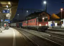 JAHRESRÜCKBLICK 2018
von Walter Ruetsch
Serie Nr. 7
Für die Zuckerrübenkampagne 2018 hatte die Schweizer Zucker AG die Rübentransporte umorganisiert. An Stelle von SBB CARGO wurde mit den privaten Firmen Swiss Rail Traffic für Frauenfeld und Sersa für Aarberg zusammen gearbeitet. Das neue Konzept führte zu sehr interessanten und abwechslungsreichen Fahrzeugeinsätzen im Streckendienst sowie auf den Verladebahnhöfen im Rangierdienst.
Die in Oensingen verladenen Zuckerrüben haben mit der von Rail Traffic eingemieteten Re 10/10 die Fahrt nach Frauenfeld gegen Mitternacht aufgenommen.
Re 620 054-7 Villeneuve und Re 420 238-8 auf die Abfahrt wartend am 21. Oktober 2018.   
