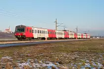 Schnellbahnzug 21554 der Linie S 4, unterwegs von Wr. Neustadt nach Absdorf-Hippersdorf. Die Aufnahme entstand am 18.12.2018 bei Hausleiten.