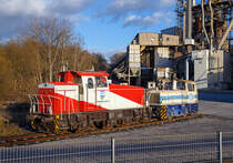 
Zwei dieselhydraulische Rangierlokomotiven der Schaefer Kalk GmbH & Co. KG, Werk Steeden, hier am 02.01.2018 in Runkel-Steeden:

Links die 3-achsige Rangierlokomotive, 98 80 3 507 057-8 D-SKALK, ex HFM D7, eine Krauss-Maffei ML 700 C.
Sie wurde 1979 von Krauss-Maffei in München unter der Fabriknummer 19872. Zuerst war sie eine Krauss-Maffei Mietlok, bis sie Anfang der 1980er Jahre an die Hafenbetriebe Stadt Frankfurt (Main) als D 7 verkauft wurde. Schaefer Kalk kaufte 2017 die Lok von der HFM Managementgesellschaft für Hafen und Markt mbH (Frankfurt am Main).

Rechts die 2-achsige Rangierlokomotive Gmeinder Typ 130 PS. Die Lok wurde 1963 von Gmeinder & Co. (Mosbach) unter der Fabriknummer 5254 gebaut und an die Rheinisch-Westfälische Kalkwerke, Werk Stromberg als RWK Nr. 1 geliefert, nach der Stilllegung des Kalkwerkes zum 01.07.2010 kam sie nach Steeden.