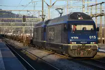 Re 465 015 und 018 bei der Durchfahrt in Killwangen-Spreitenbach am Morgen des 03.01.2019.